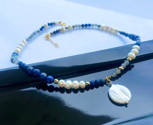 Colier cu lapis lazuli, labradorit, perle de cultura, hematit si perla de cultura baroque moneda