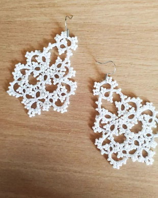 Cercei albi din dantela frivolite, cercei lucrati cu suveicuta, bijuterii dantela tatting