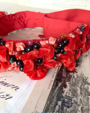 Brau elegant cu flori de culoare rosu aprins