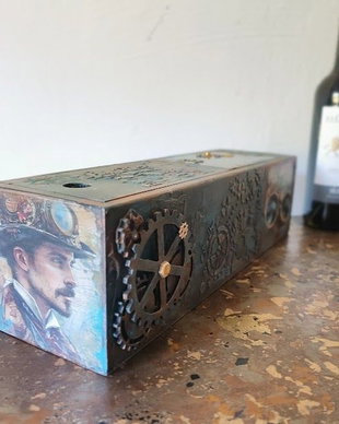 Cutie Unicat pentru Sticlă de Vin - Decorată Manual în Stil Steampunk