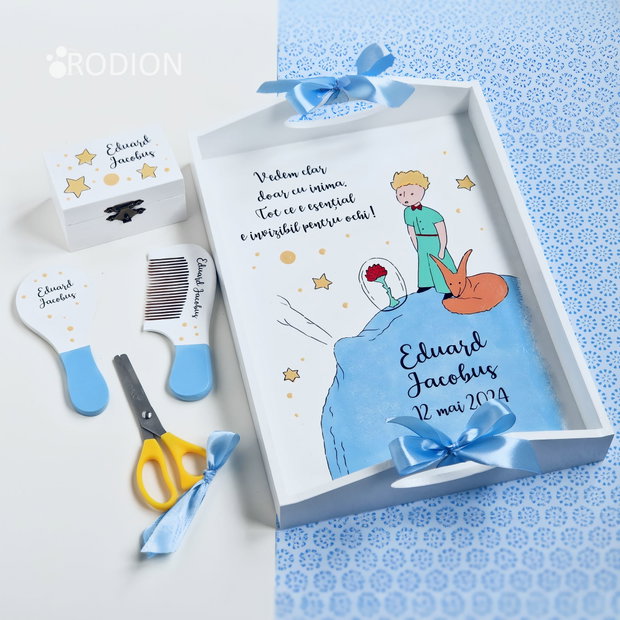 Tava taierea motului Micul Print pictata manual, set personalizat cu nume