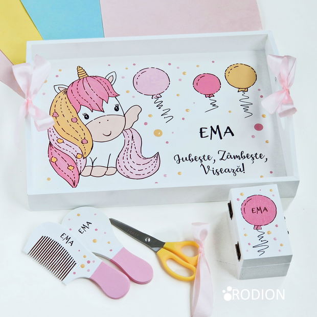 Tava taierea motului unicorn pictata manual personalizata