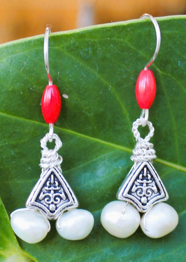 Cercei handmade din sarma ,perle decultura,elemente din aliaj tibetan si coral