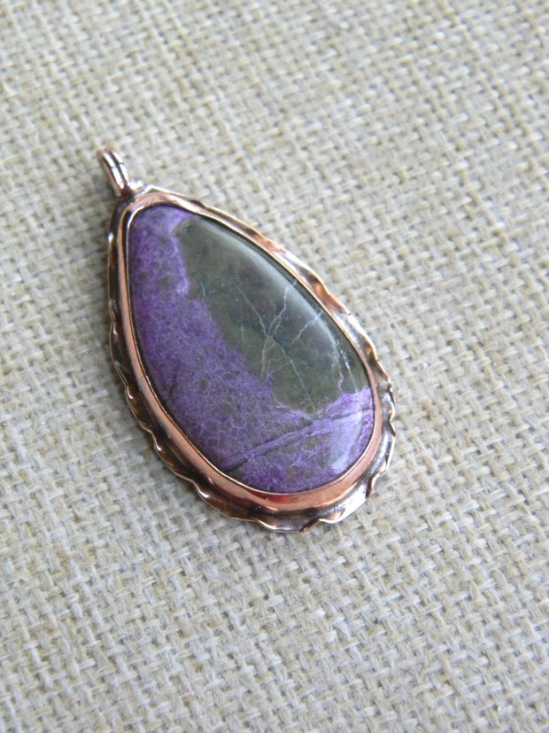 Pandantiv atlantisit (stichtit) (F51)