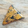 Cabochon jasp maligano, triunghi 46x38x45 mm