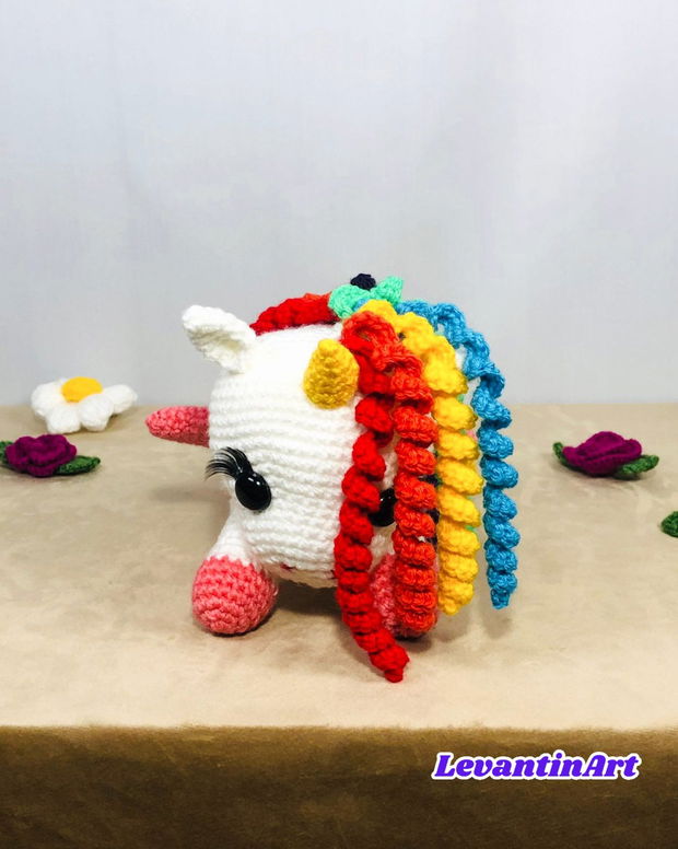 Unicorn cu coama in culorile curcubeului- jucarie handmade. Figurina crosetata