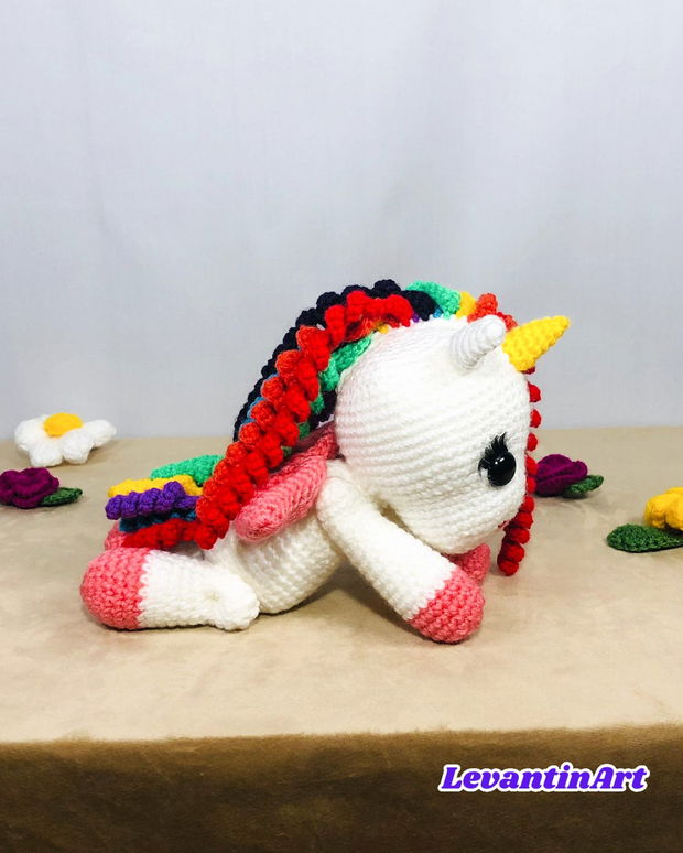 Unicorn cu coama in culorile curcubeului- jucarie handmade. Figurina crosetata