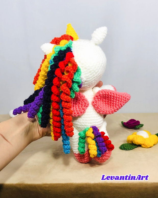 Unicorn cu coama in culorile curcubeului- jucarie handmade. Figurina crosetata