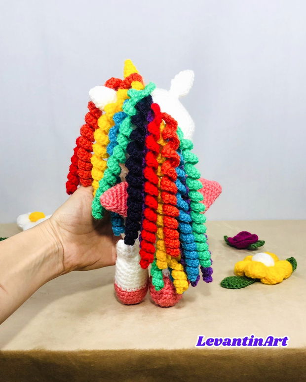 Unicorn cu coama in culorile curcubeului- jucarie handmade 28 cm. Figurina crosetata