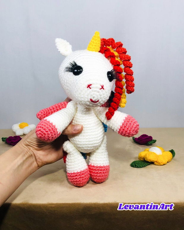 Unicorn cu coama in culorile curcubeului- jucarie handmade 28 cm. Figurina crosetata