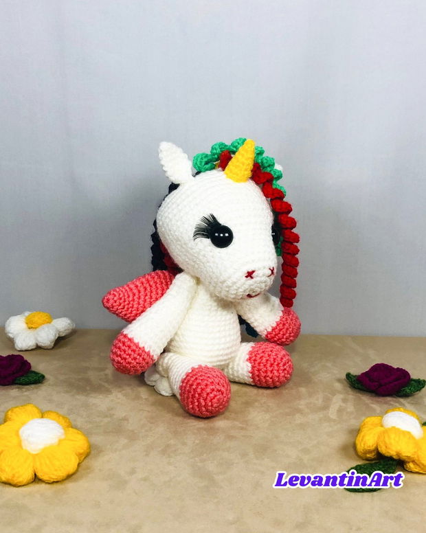 Unicorn cu coama in culorile curcubeului- jucarie handmade 28 cm. Figurina crosetata