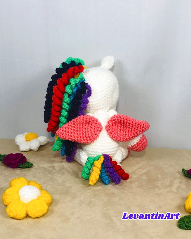 Unicorn cu coama in culorile curcubeului- jucarie handmade 28 cm. Figurina crosetata