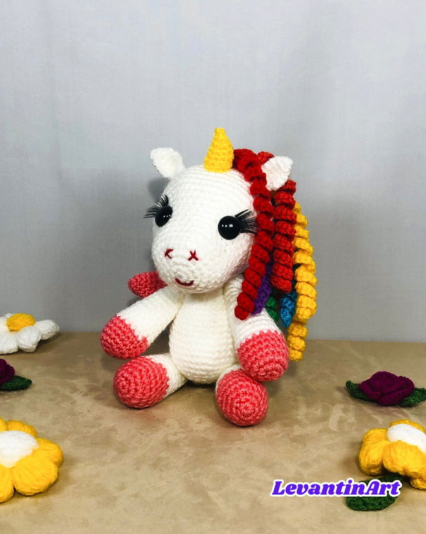 Unicorn cu coama in culorile curcubeului- jucarie handmade. Figurina crosetata