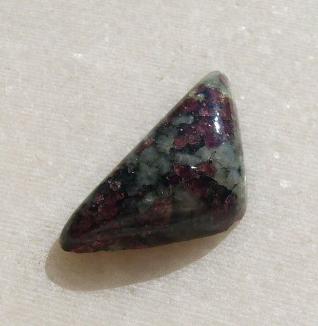 Cabochon eudialit (INDIA - lucrat manual) aprox 24x12x5.5 mm