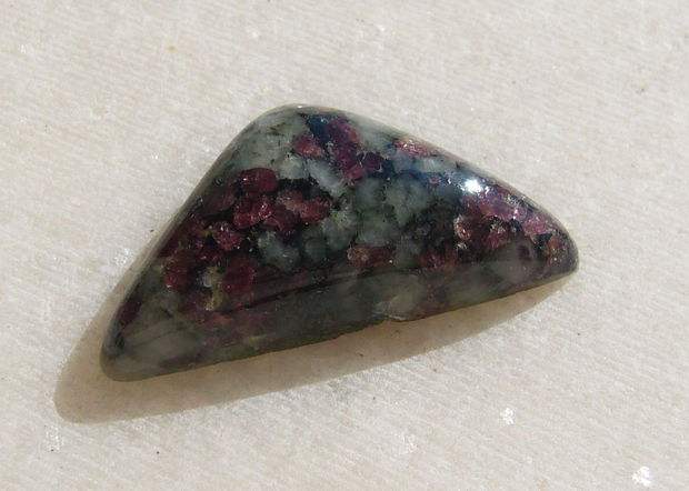 Cabochon eudialit (INDIA - lucrat manual) aprox 24x12x5.5 mm