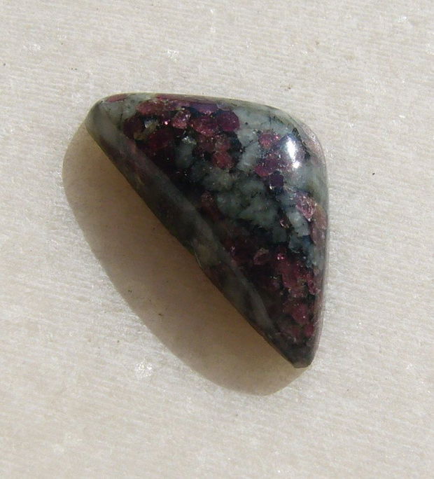 Cabochon eudialit (INDIA - lucrat manual) aprox 24x12x5.5 mm