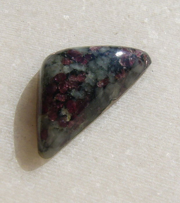 Cabochon eudialit (INDIA - lucrat manual) aprox 24x12x5.5 mm