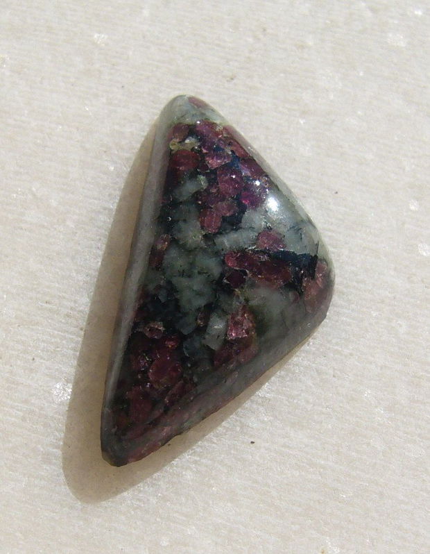 Cabochon eudialit (INDIA - lucrat manual) aprox 24x12x5.5 mm