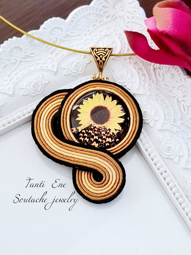 Pandantiv negru cu floarea soarelui, Pandantiv soutache