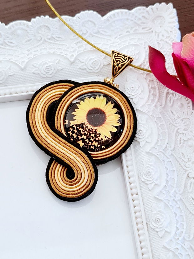 Pandantiv negru cu floarea soarelui, Pandantiv soutache