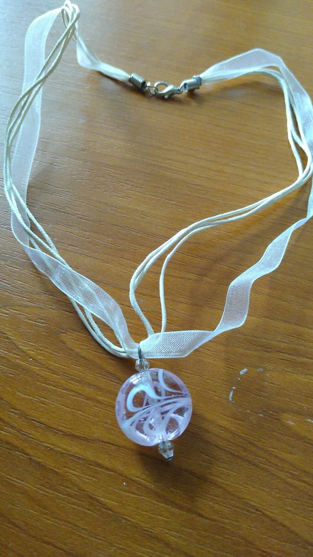 Pandantiv din sticla pe fir de organza