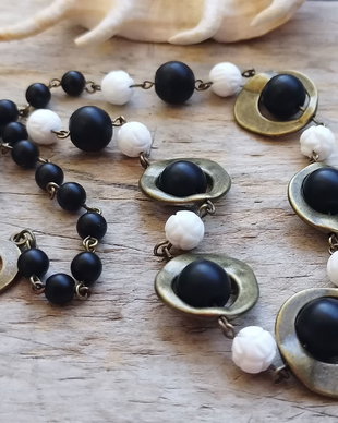 Colier onix negru mat si agate albe gravate