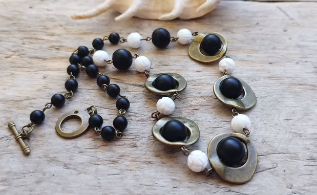 Colier onix negru mat si agate albe gravate