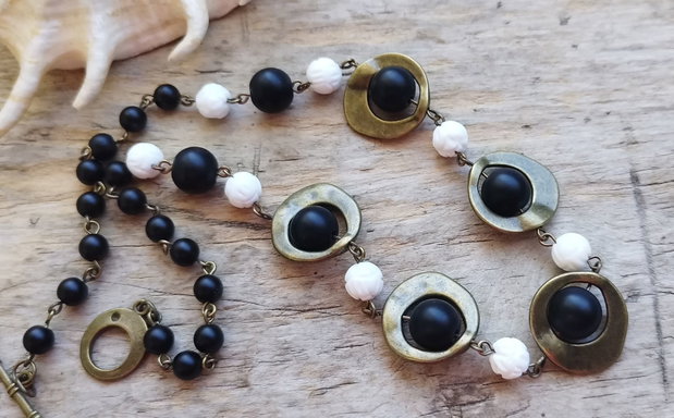 Colier onix negru mat si agate albe gravate