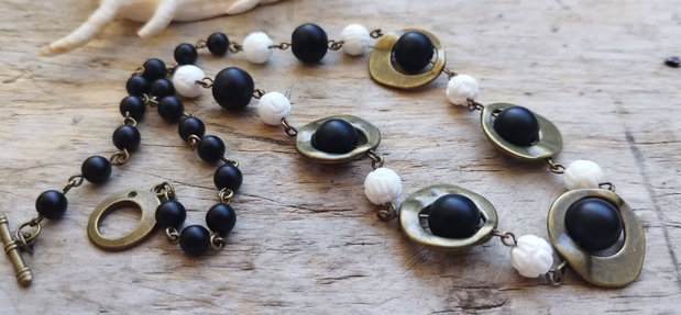 Colier onix negru mat si agate albe gravate