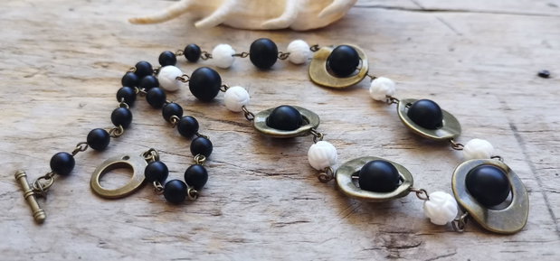 Colier onix negru mat si agate albe gravate