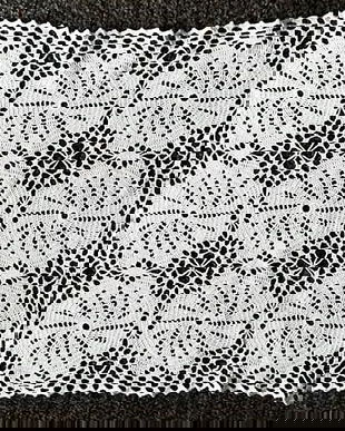 dantela alba , patrata , crosetata manual noua , 44 cm