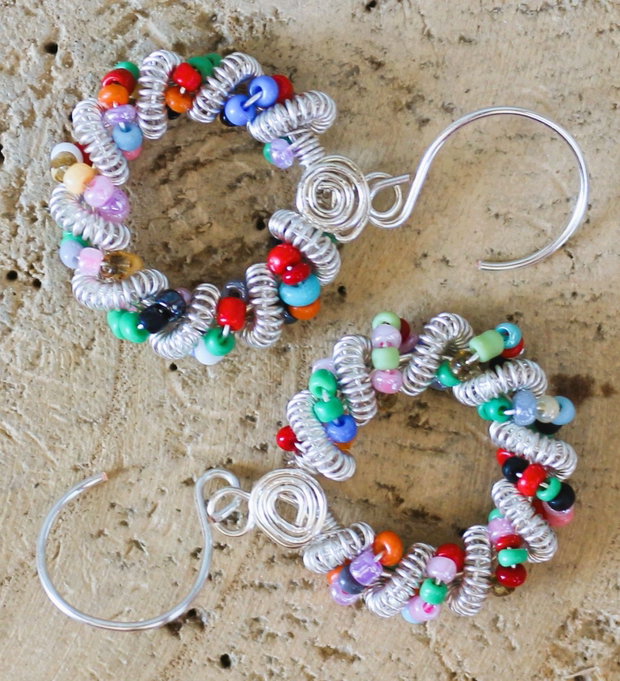 Cercei handmade din sarma si margele de nisip
