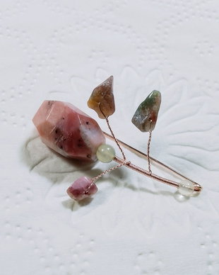 Broșă opal roz, agate și cupru roz