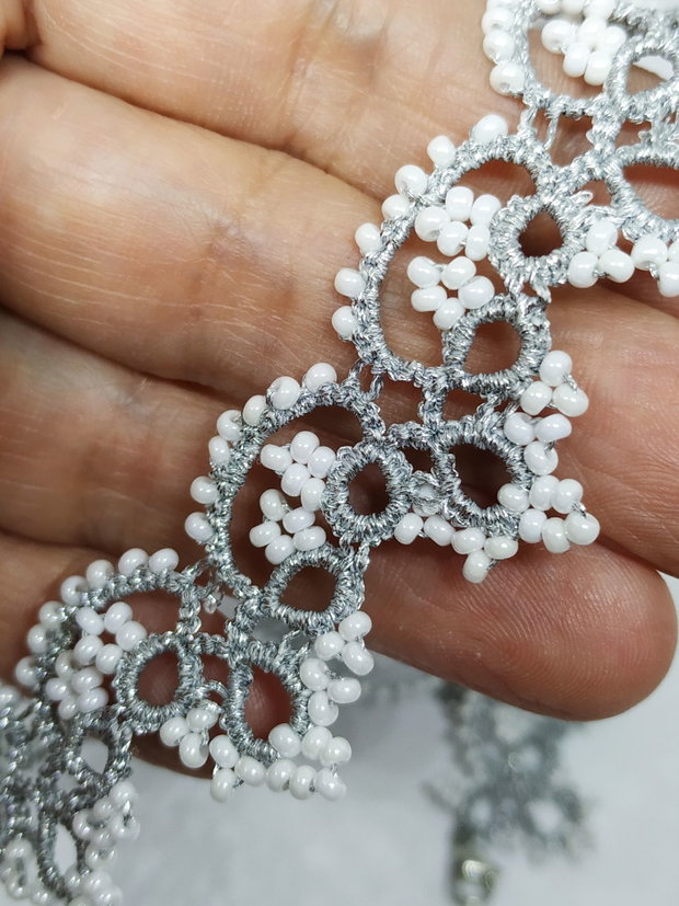 Colier argintiu cu alb, la baza gatului din dantela frivolite, colier dantela argintie, bijuterii unicat, bijuterii tatting