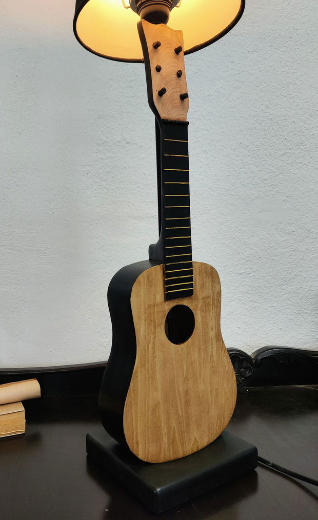 Lampă/veioză -chitara ukulele