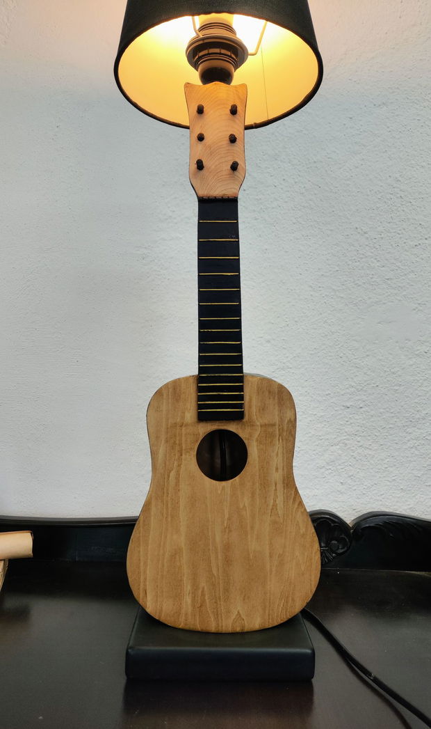 Lampă/veioză -chitara ukulele