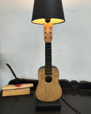 Lampă/veioză -chitara ukulele