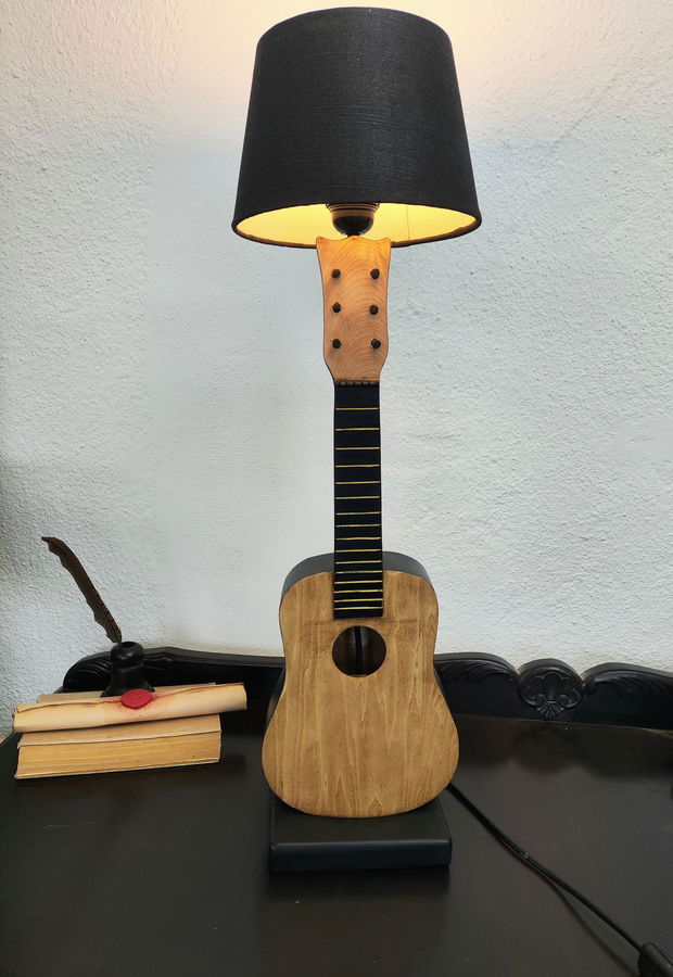 Lampă/veioză -chitara ukulele