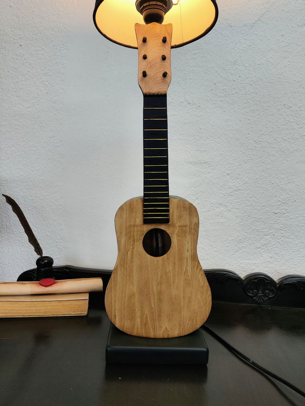 Lampă/veioză -chitara ukulele