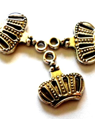 Charm metalic coroana argintiu
