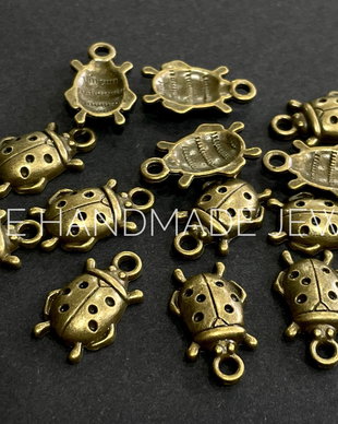Charm buburuza, bronz antichizat