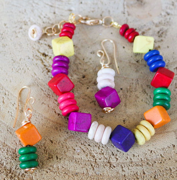 Set bijuterii handmade din sarma si margele de howlit multicolore