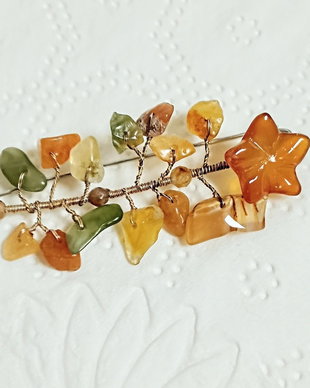 Broșă floare carneol, agate, nefrit, corundum