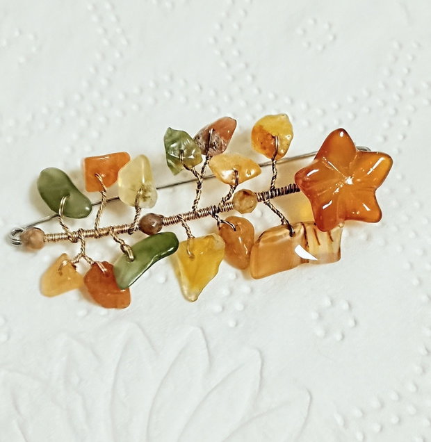 Broșă floare carneol, agate, nefrit, corundum