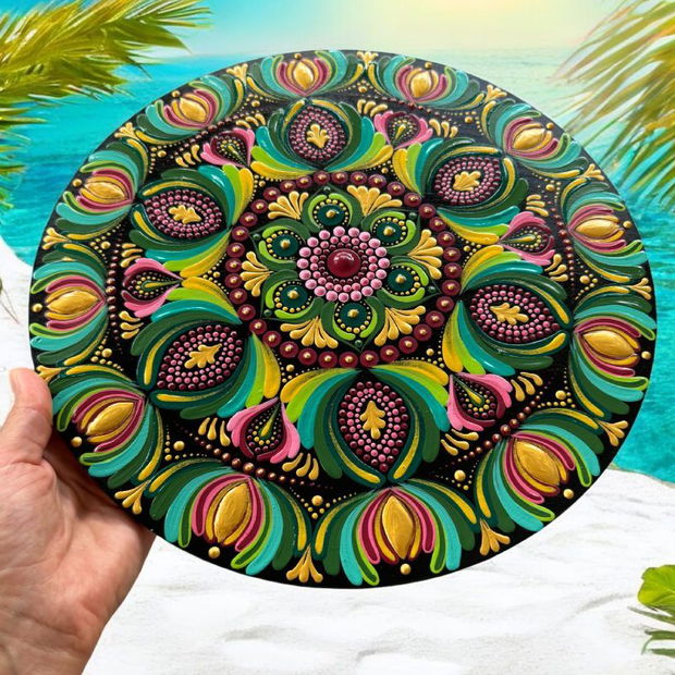 Pictura Mandala unicat, realizata manual in culori acrilice pe suport de lemn de 30 cm