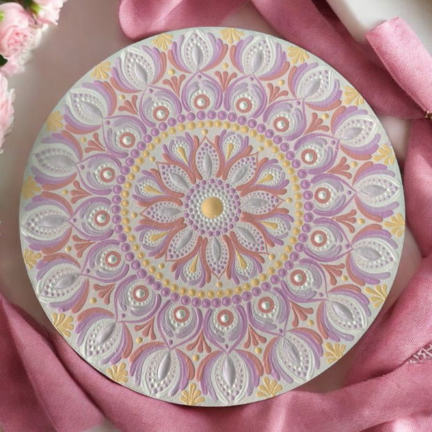 Pictura Mandala Unicat in nuante de Roz, Mov si Piersica pe suport de lemn, 30 cm