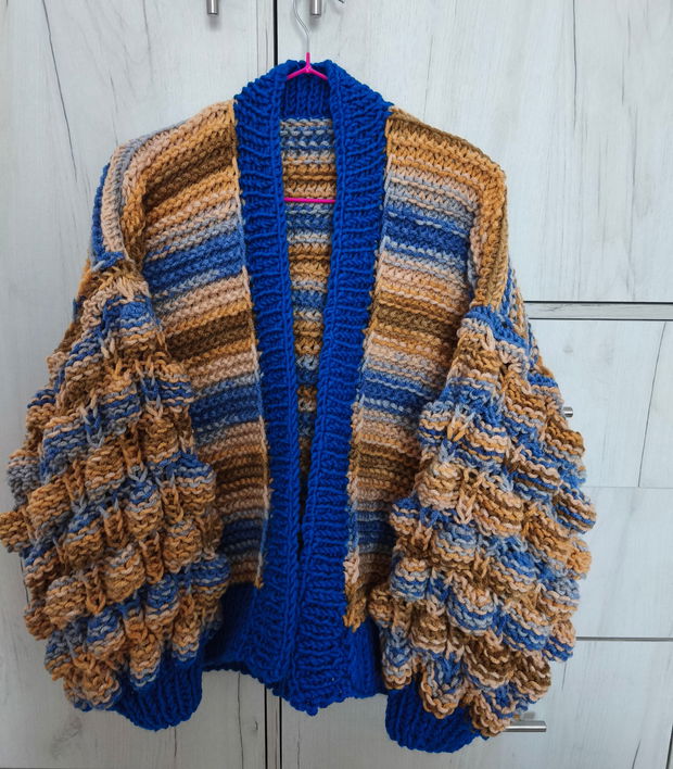 Cardigan bordurat cu albastru