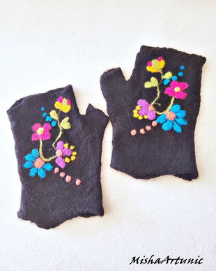 Manusi impaslite, fara degete, cu motiv floral impaslit