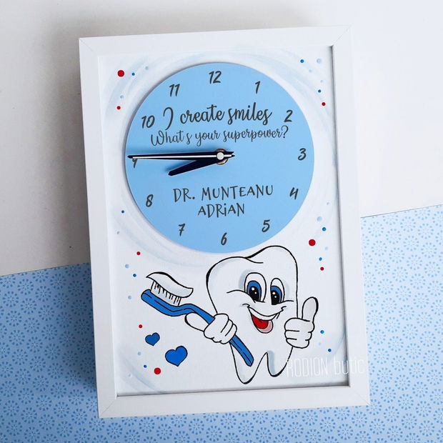 Ceas dentist personalizat cu nume pictat manual