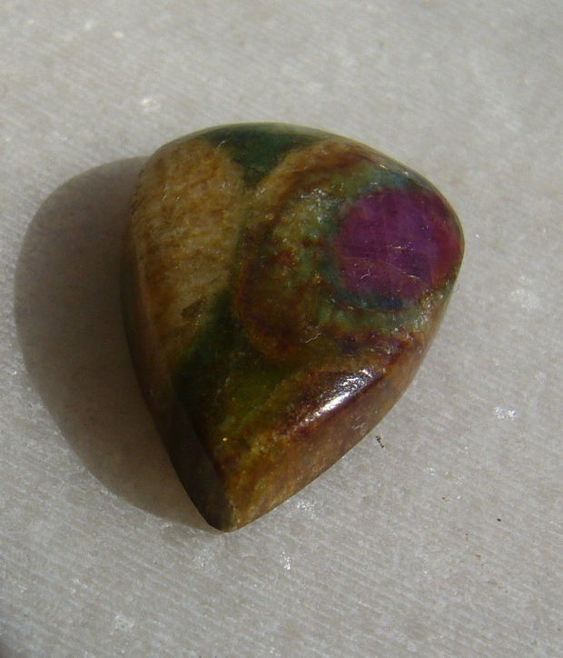 Cabochon rubin fucsit (INDIA - lucrat manual) aprox 21.5x15.5x5.5 mm